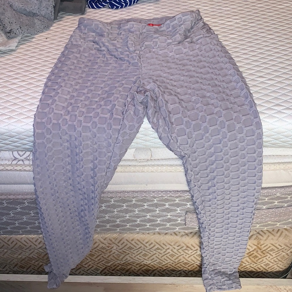 The trendy leggings to make your ass look big !! Never used, size small